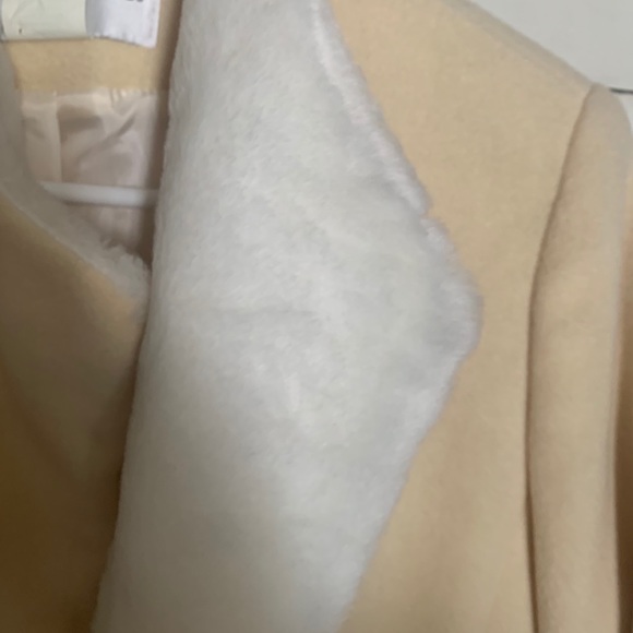 Bundle up with this lovely coat. 🧥 - Picture 7 of 8